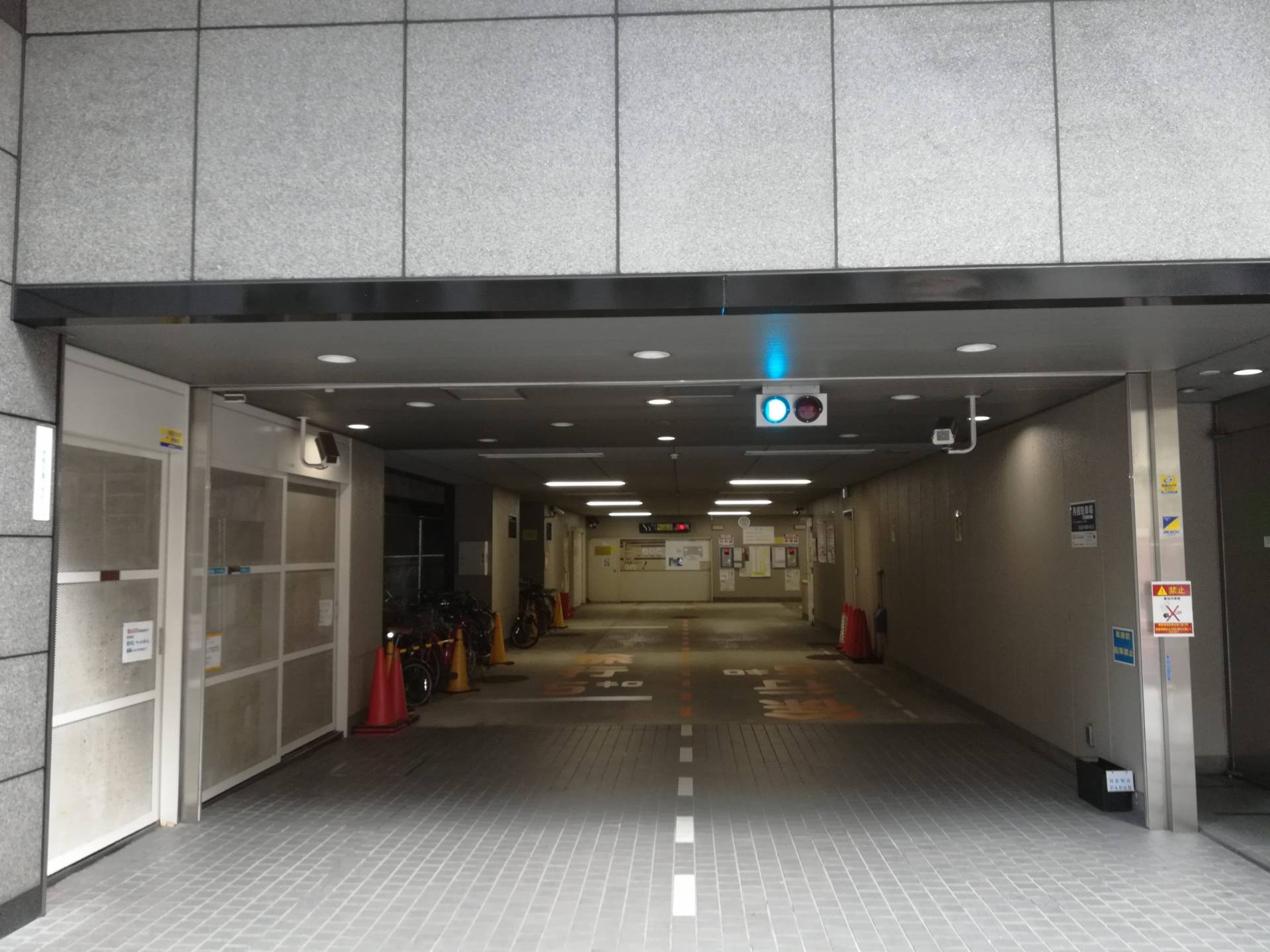 上野BRビルの立体駐車場入口