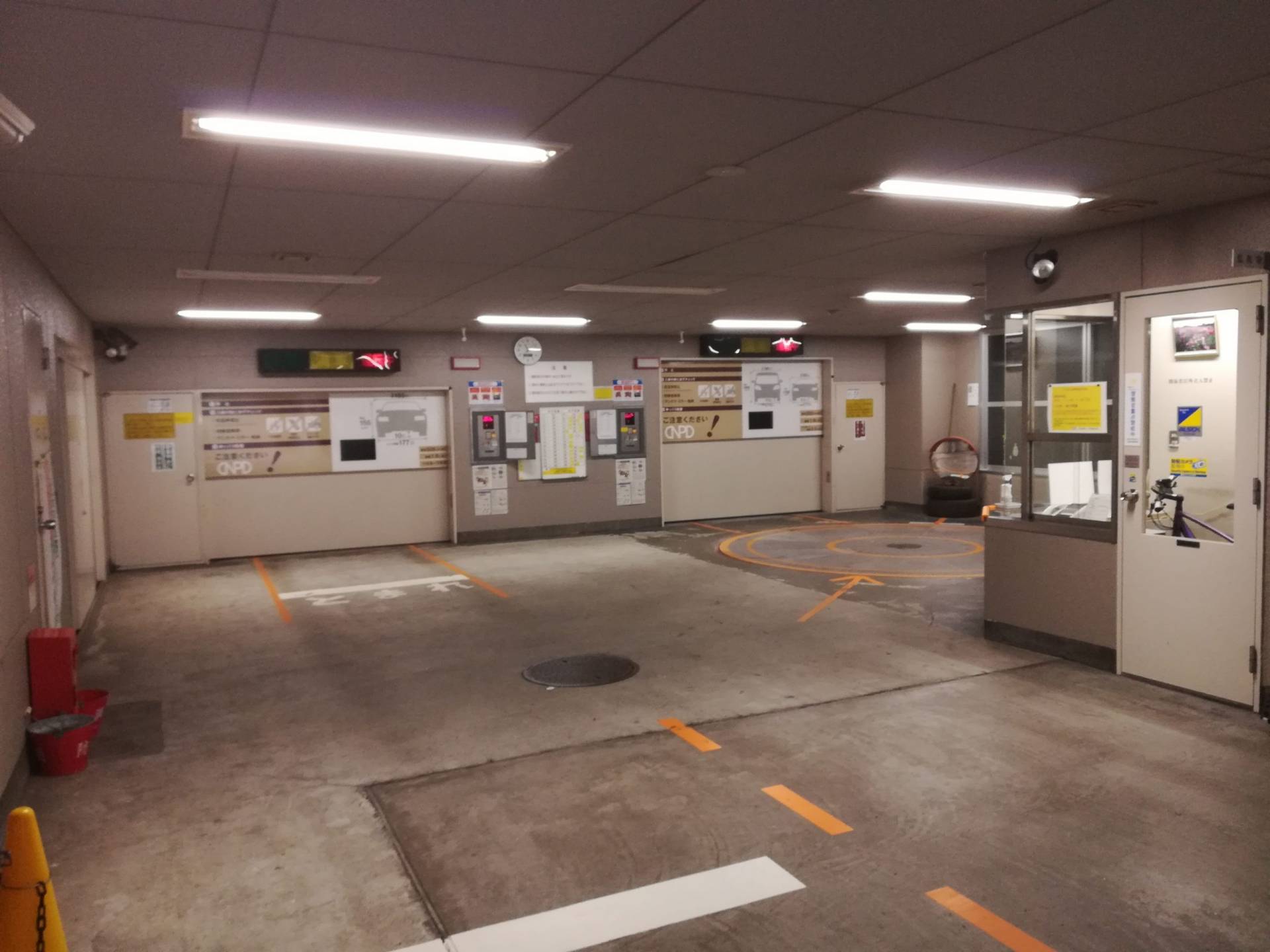 上野BRビルの立体駐車場